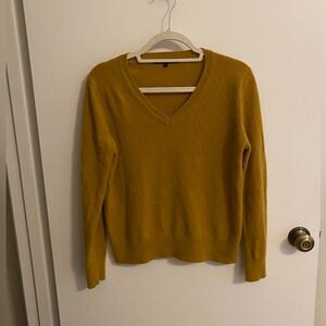Quince V-neck cashmere sweater, size L